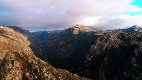 imágenes de drones del valle del cañón de la montaña