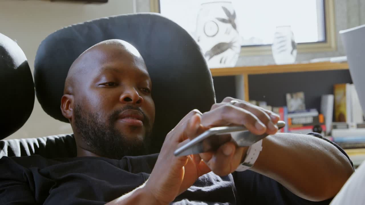 편안한 가정 4k에서 스마트 워치를 사용하는 사람