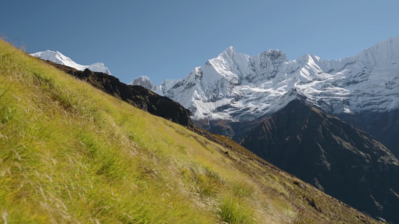 paisaje de las montañas annapurna en nepal, cimas nevadas del himalaya terreno montañoso en el cielo azul día soleado en paisajes de gran altitud, cimas de montañas nevadas en la nieve con grandes grandes picos masivos dramáticos