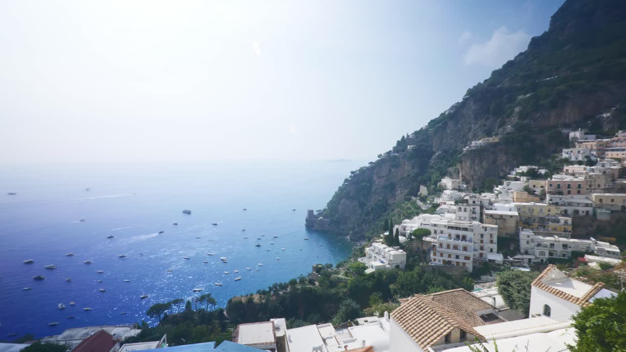 con vistas al campo de la ciudad desde la valla cerca del acantilado | positano italia pintoresco verano acantilado inmersivo viaje turismo montaña, europa, caminar, tembloroso, 4k