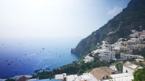 Blick-Auf-Die-Stadtlandschaft-Vom-Zaun-In-Der-Nähe-Der-Klippe-|-Positano,-Italien,-Malerischer-Sommer,-Klippenhang,-Immersiver-Reisetourismus,-Berghang,-Europa,-Wandern,-Wackelig,-4k