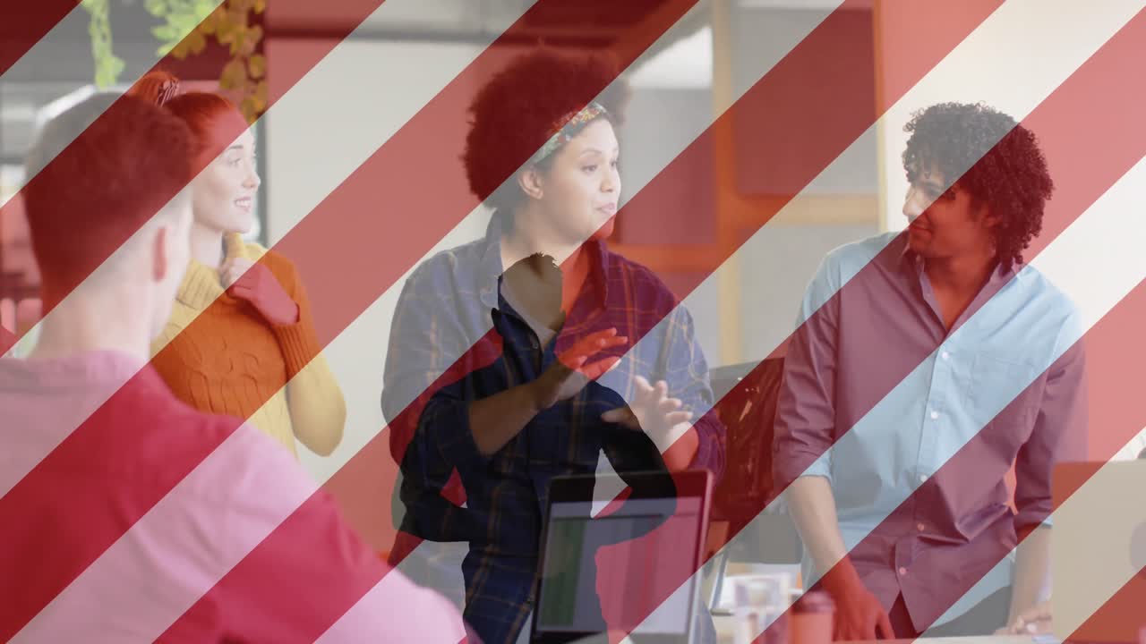 animación de la bandera de ee.uu. sobre diversas personas de negocios en la oficina