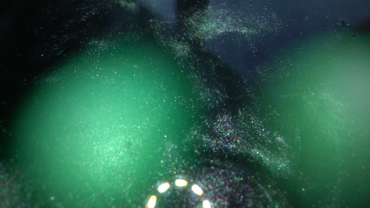 persona sumerge el huevo en agua verde brillante en el cuenco macro