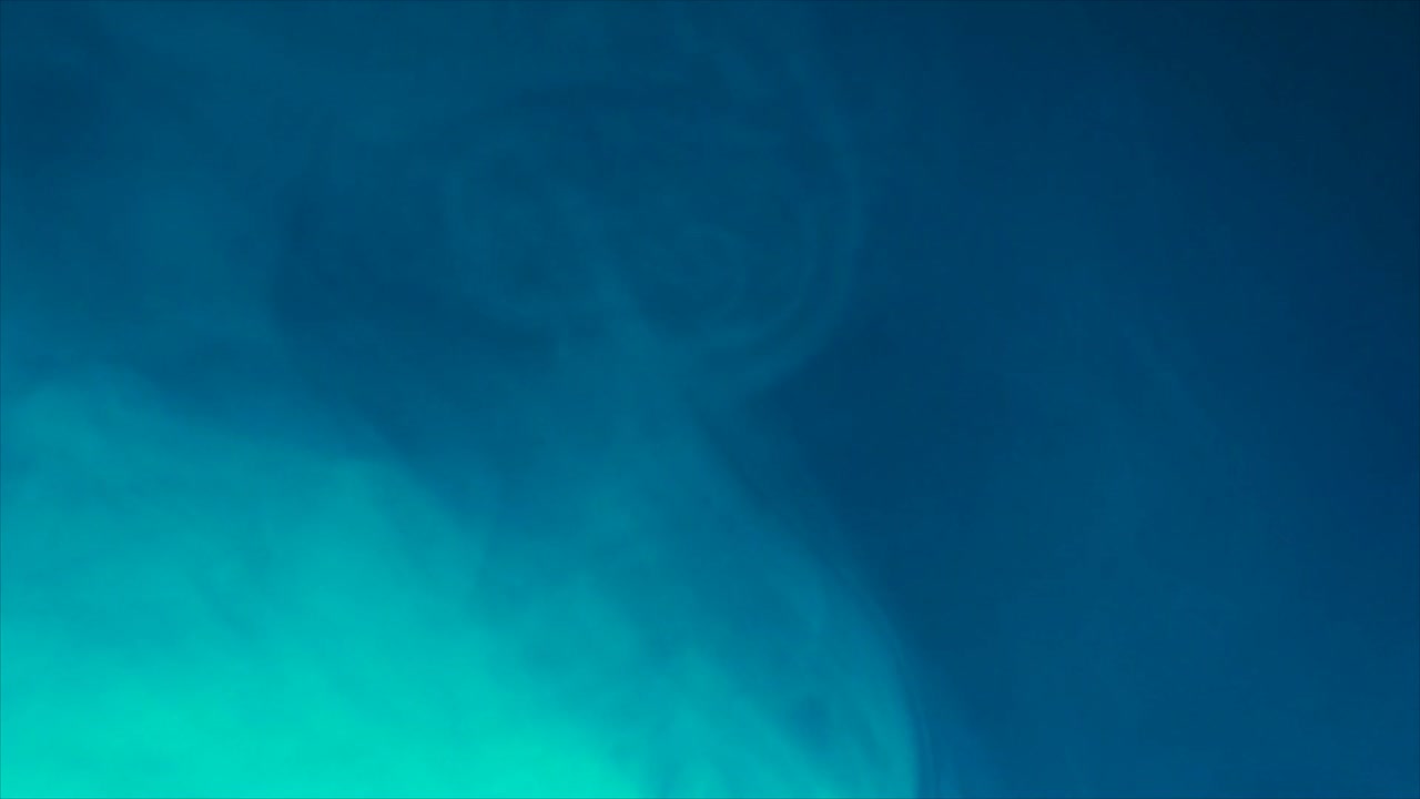 Fumo blu etereo che turbina e sale su uno sfondo scuro