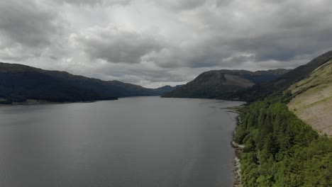 Loch-Esforzado,-Escocia