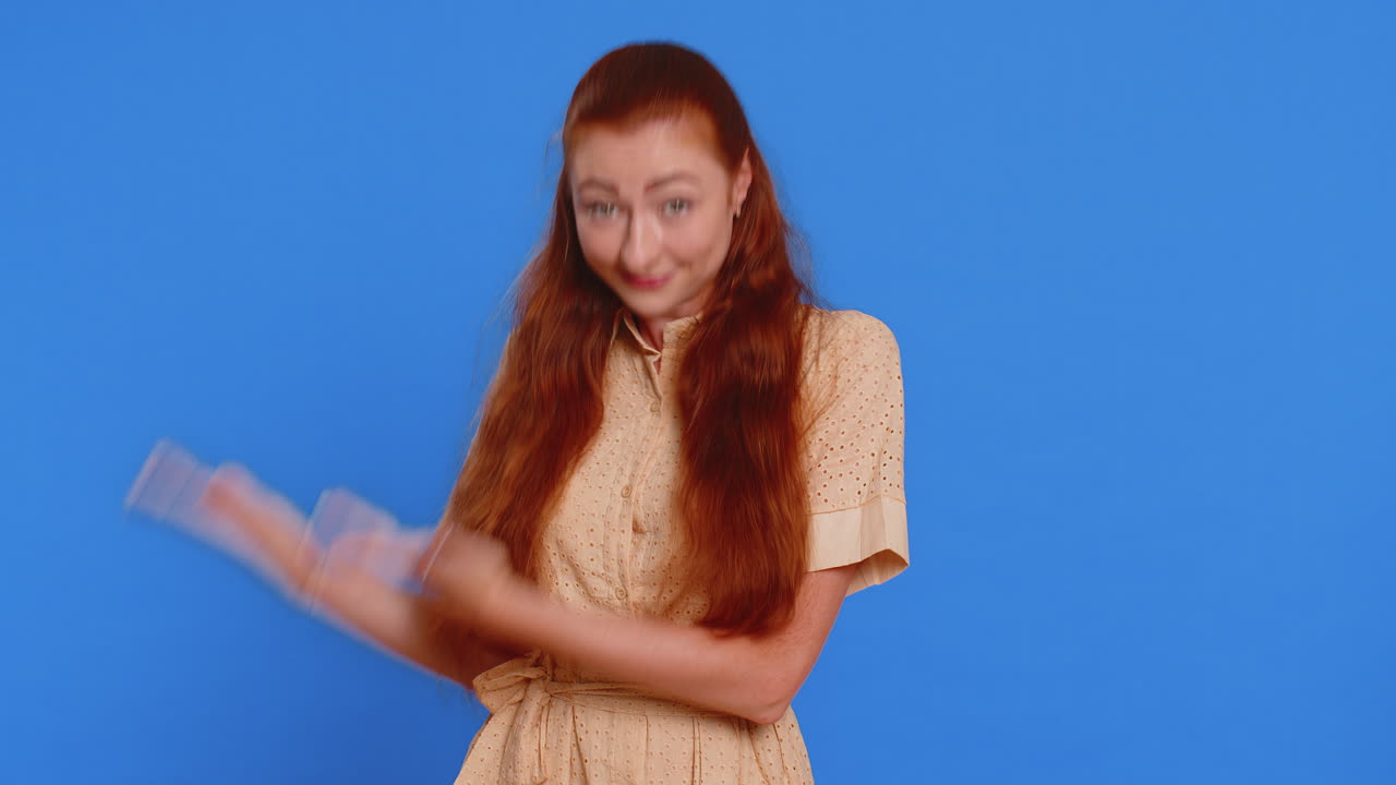 여성이 손을 들고 왜 왜 실패의 이유를 묻고 반 라이프 해킹 조롱 불신 짜증