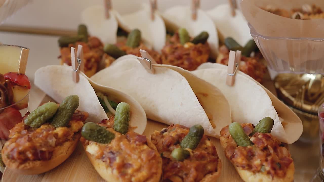 plato servido deliciosos tacos con queso y verduras, concepto de comida mexicana para eventos