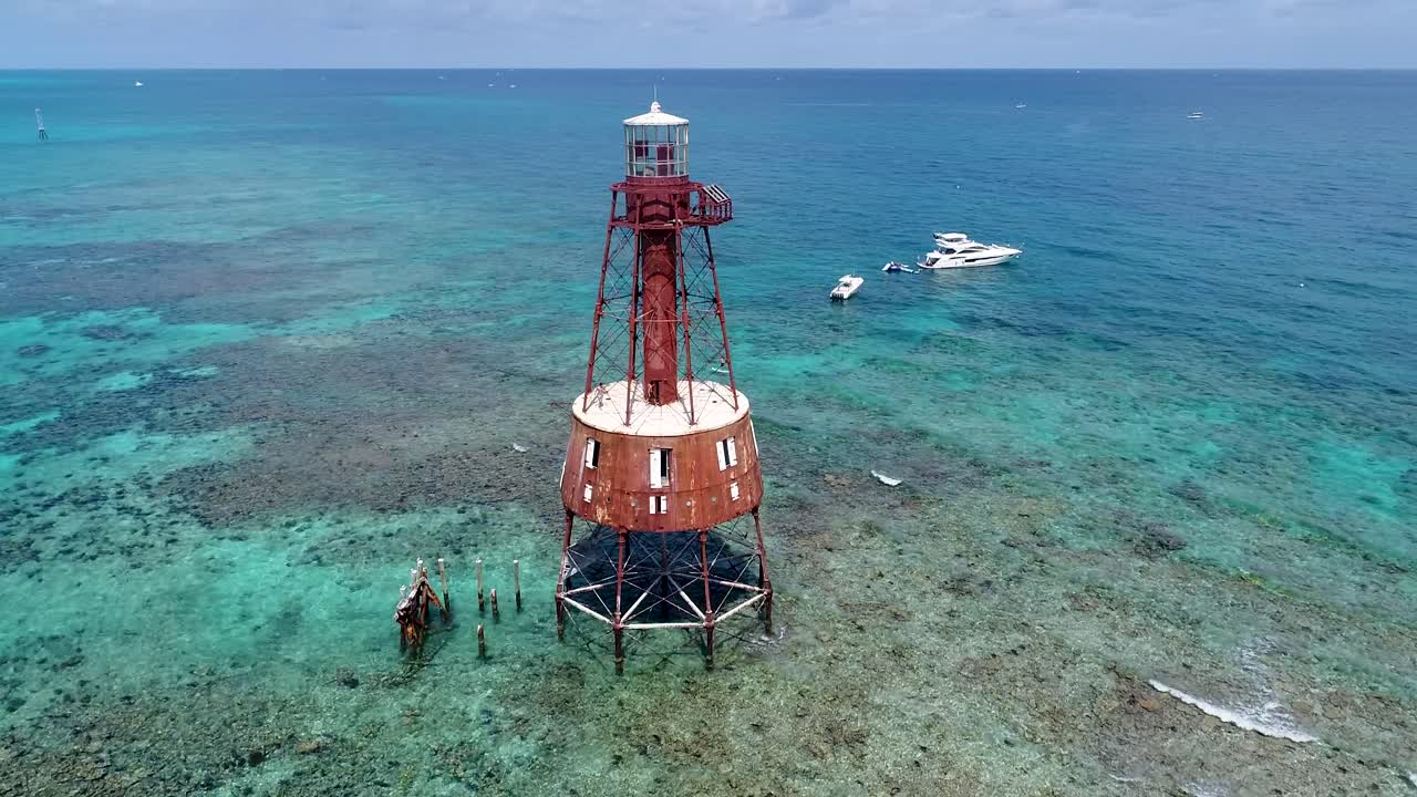 카리브 해 의 외 ⁇  지역 인 바하마 의 비미니 근처 에 있는 버려진 등대 의 4k 드론  ⁇