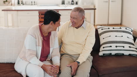 Gracioso,-Sofá-Y-Pareja-De-Ancianos-Riéndose-Juntos