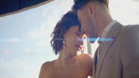 una pareja enamorada.