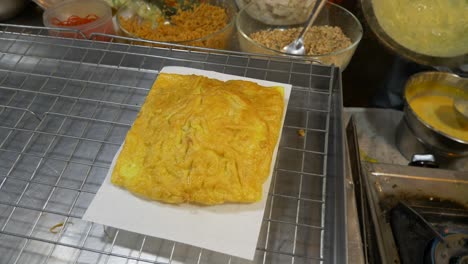 tortilla con vegetales en el mercado nocturno de la calle asiática en el puesto de comida callejera en verano caliente para la venta