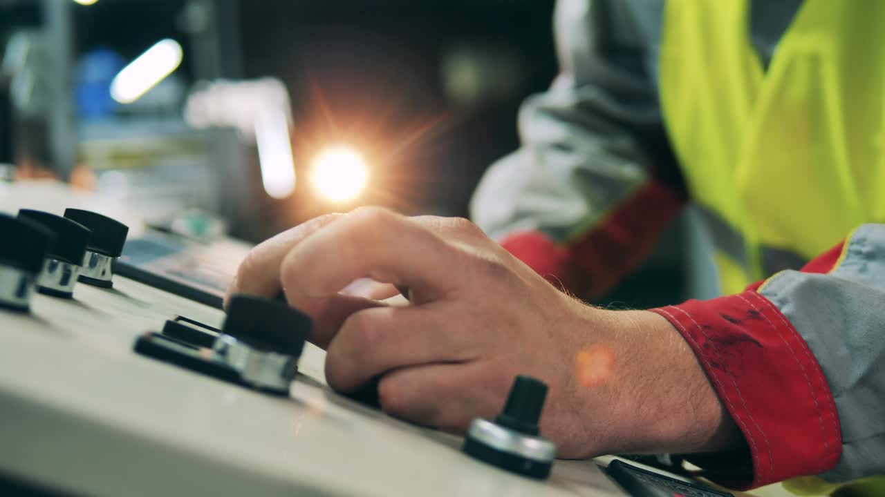 기계 콘솔이 엔지니어에 의해 작동되는 클로즈업