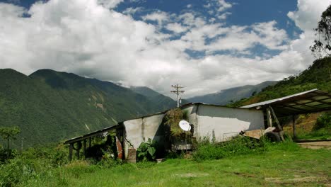 casa boliviana en colinas verdes y montañas con cielos despejados