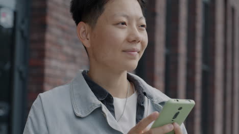 persona que utiliza un teléfono inteligente al aire libre