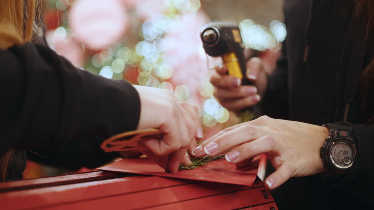 크리스마스 장식품 을 만드는 사람 들