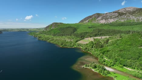 Blauer-See-Mit-Bewaldetem-Und-Hügeligem-Ufer