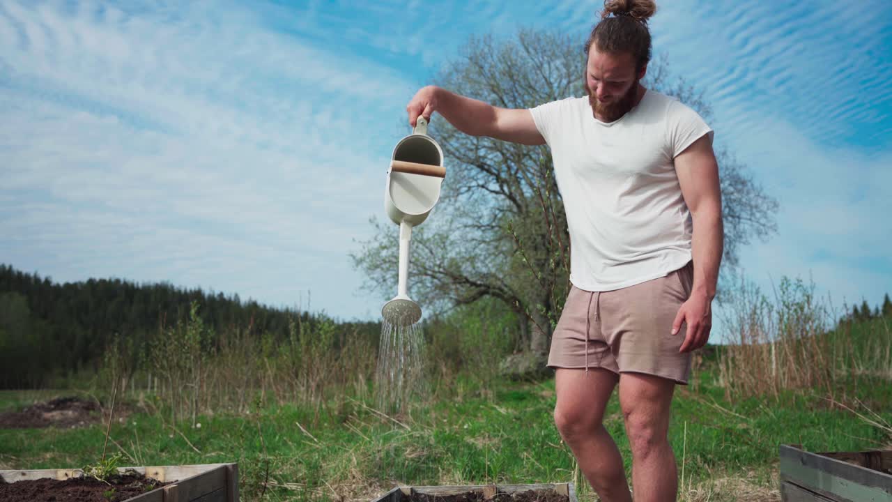 나무 플랜터 에 씨 ⁇  을 물  ⁇ 는 사람 - 넓은