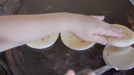 arepas, plato venezolano hecho de harina de maíz