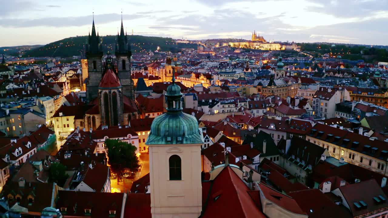 Ripresa aerea della Chiesa di Nostra Signora a Praga di notte.