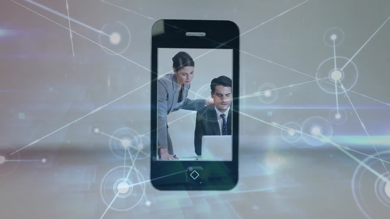 animación de la red de conexiones a través de diversas personas de negocios en la pantalla del teléfono inteligente.