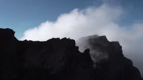 Clouds-slowly-moving-through-mountain-pass,-Pico-Do-Arieiro-in-Madeira-Island