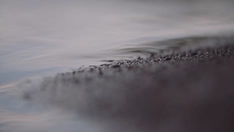 toma de primer plano de olas suaves golpeando la orilla del lago, vista de tranquilidad-1