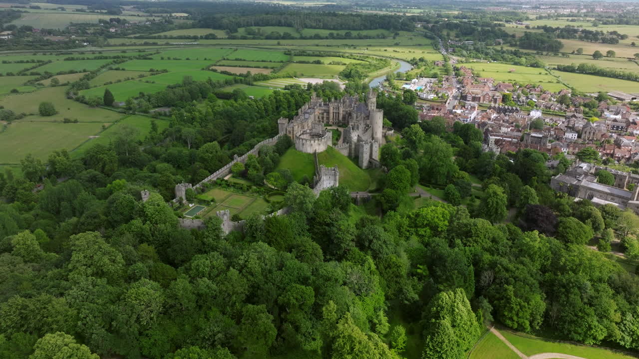 Alberi verdi nel parco con il Castello e la città di Arundel nel West Sussex, Inghilterra, Regno Unito. - ripresa aerea.