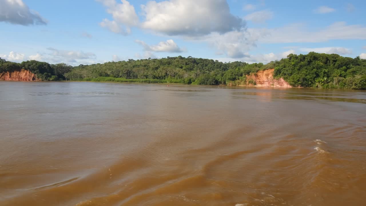 agua del río amazonas en la selva amazónica brasil