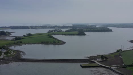 Feuchtgebiete-Brücke-Und-Inseln-Drohnenaufnahmen-Dunstig-Und-Neblig-Irland