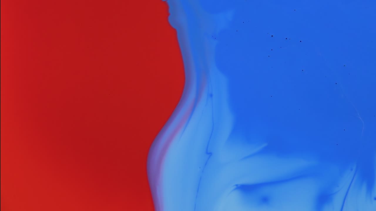 borrón de pintura roja y azul abstracto