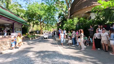 entrada al zoológico con turistas