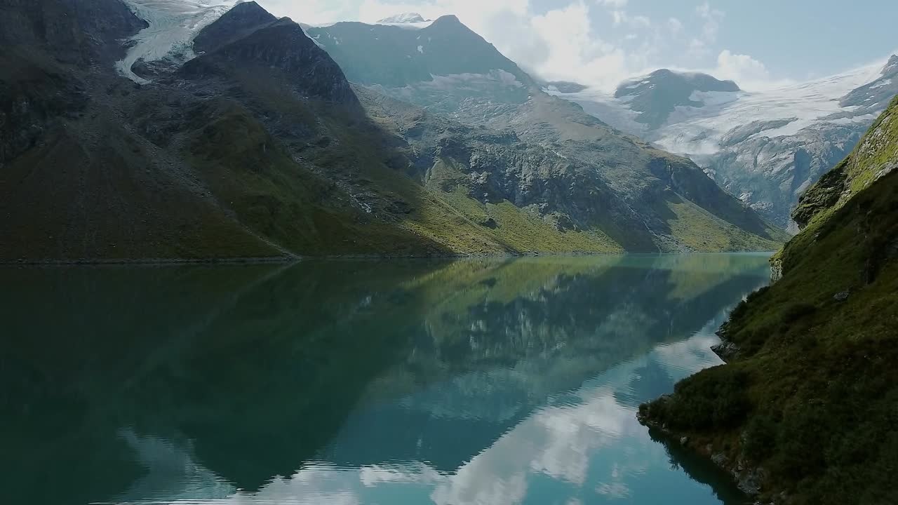 Lac de barrage de haute montagne Mooserboden Stausee à Kaprun