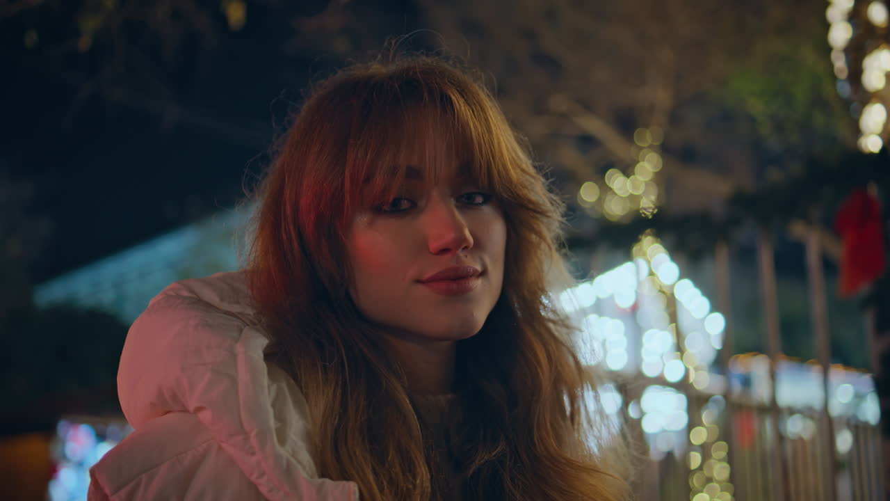 거리 페어 클로즈업에서 축제 조명을 바라보는 소녀 카루셀 여성 놀이 공원