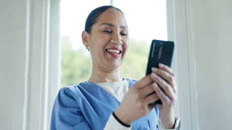 Telefon,-Lachen-Und-Glückliche-Ärztin-In-Einem-Krankenhaus