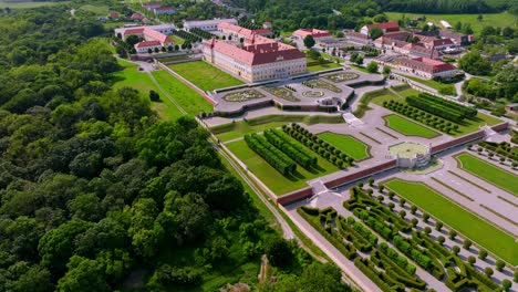 Schloss-Hof-Mit-Wunderschönem-Garten-In-Österreich---Rückzug-Aus-Der-Luft