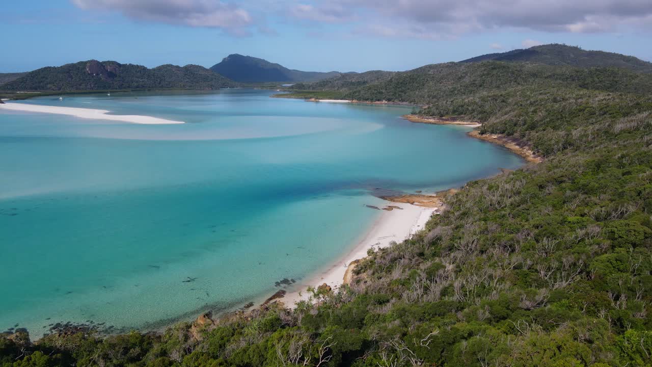 whitsunday 지역, queensland, australia의 whitehaven 해변 백사장과 청록색 바다의 언덕 입구 전망대에서 볼 수 있습니다.