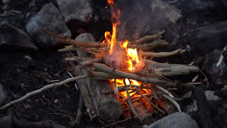 Anzünden-Des-Lagerfeuers,-Schuss-Knisterndes-Holz