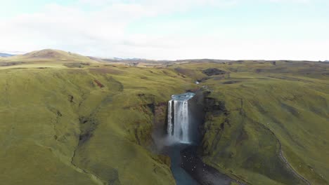 Skogafoss-Wasserfall-Flussschlucht-In-Grüner-Hochlandlandschaft,-Island