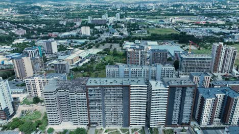 Vista-Aérea-Del-Denso-Desarrollo-Urbano-Con-Edificios-Muy-Juntos,-Destacando-Los-Espacios-Habitables-Compactos-Y-La-Planificación-Urbana.