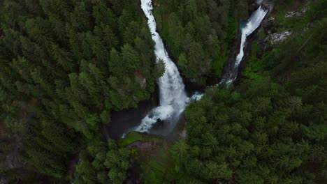 Luftumlaufbahn-Von-Oben-Nach-Unten-Eines-Rauschenden-Wasserfalls-In-Italien