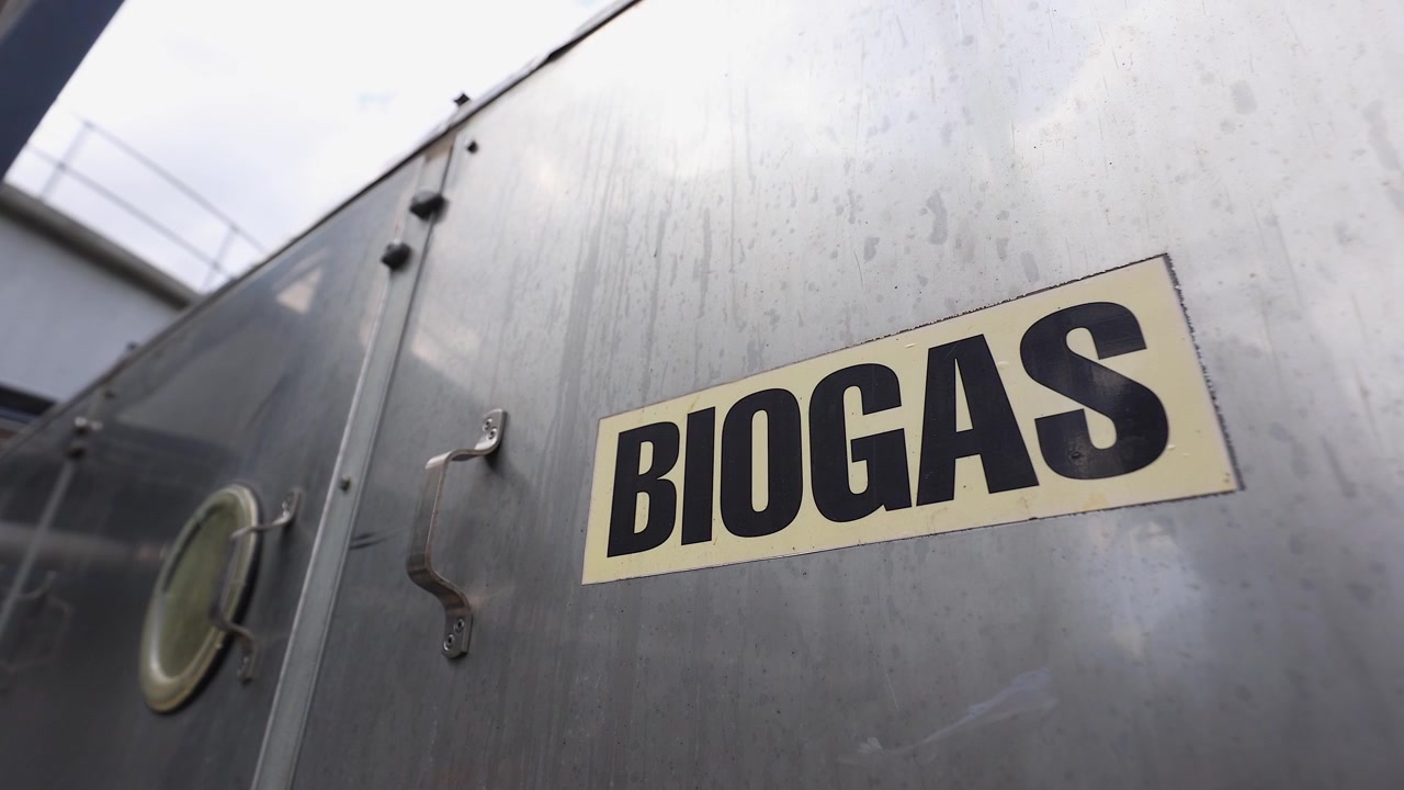 Puerta de armario de acero inoxidable en una instalación industrial de producción de biogás