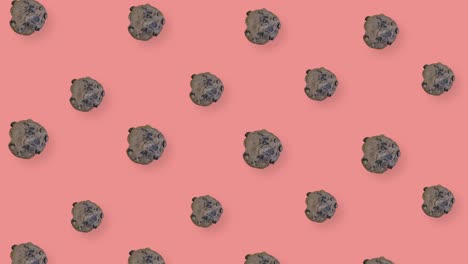 patrón colorido de galletas de chocolate fresco en fondo rosa. patrón sin costuras con galleta. vista superior. animación realista. movimiento de video 4k