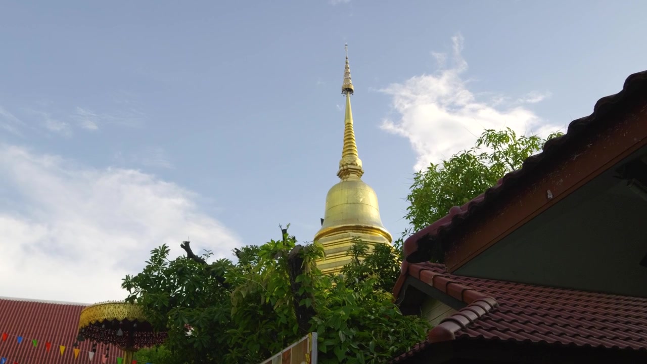 Carrellata cinematografica in avanti con dolly sopra il tetto di un tempio thailandese dorato
