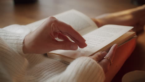 primer plano de una mujer joven leyendo un libro, acogedor