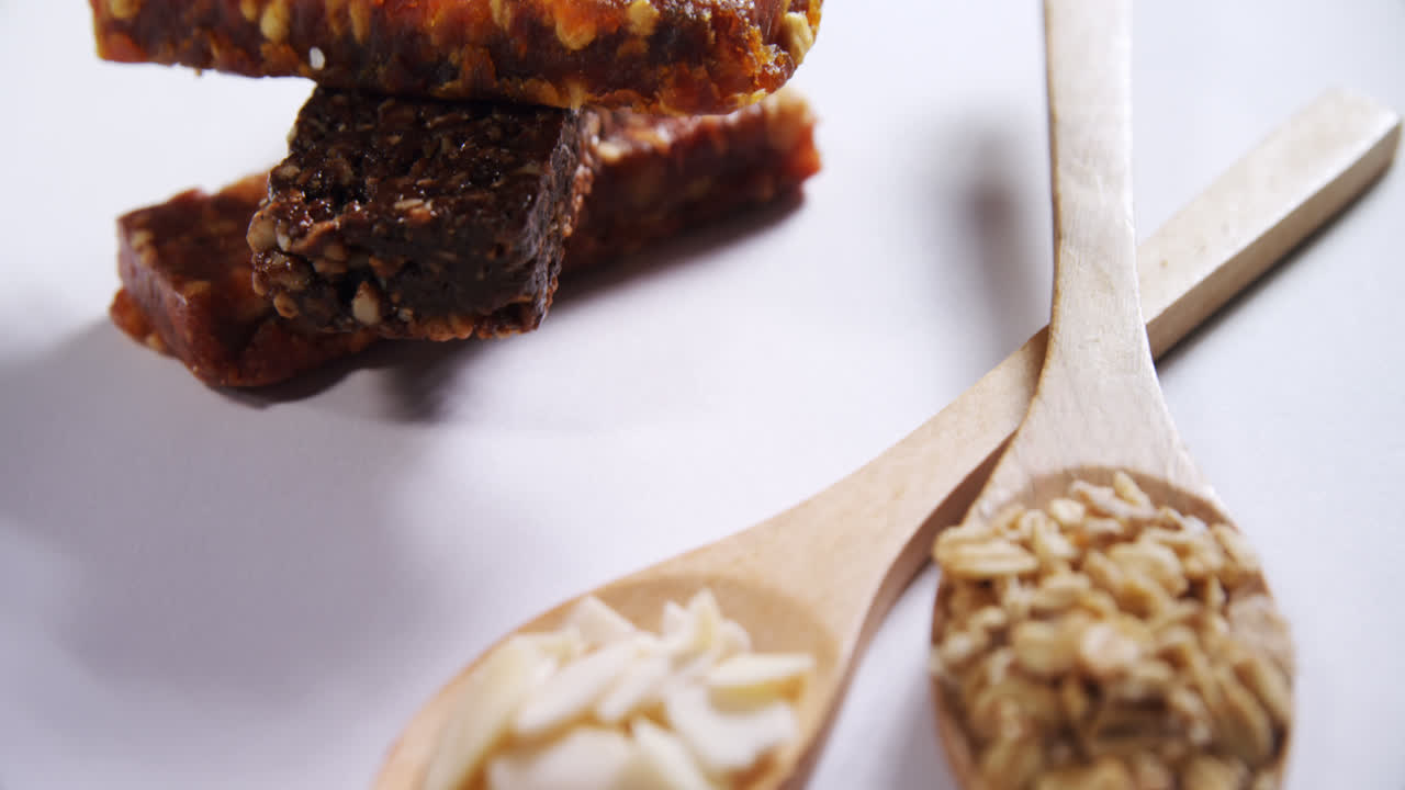 barras de granola con cereales en cuchara listas para el desayuno 4k