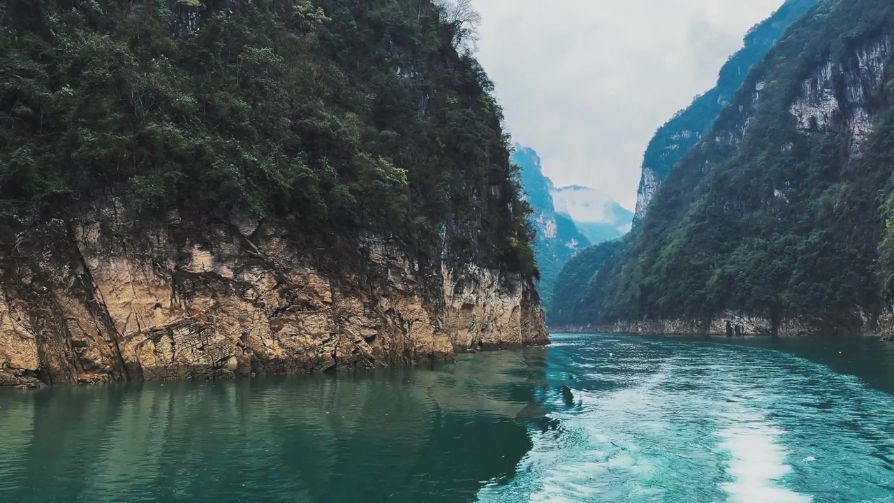 Fiume Furong nel distretto di Wulong, Chongqing, Cina, circondato da imponenti montagne e ripide sponde fluviali. Ripresa POV in allontanamento
