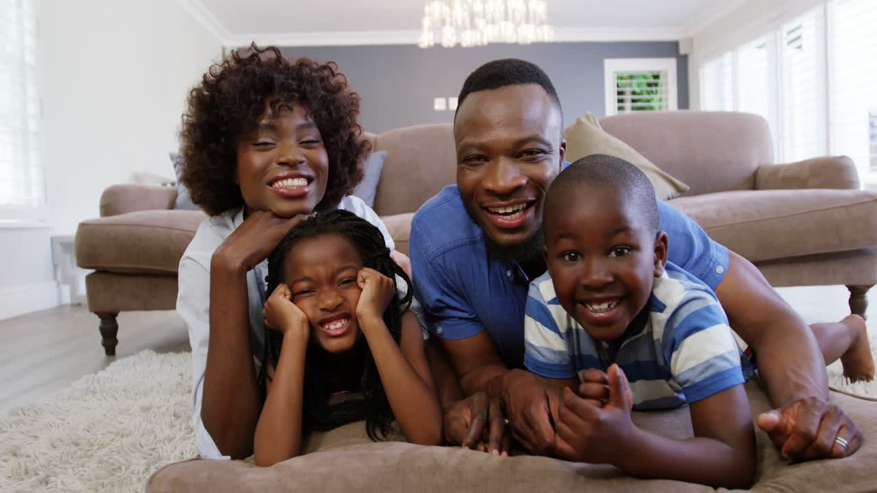 счастливая семья в гостиной.