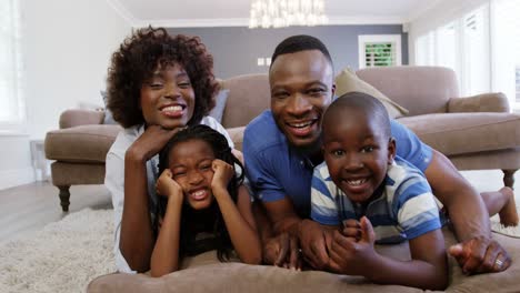 familia feliz en la sala de estar