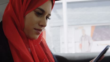 animación de una mujer asiática en hijab usando un teléfono inteligente sobre el paisaje urbano