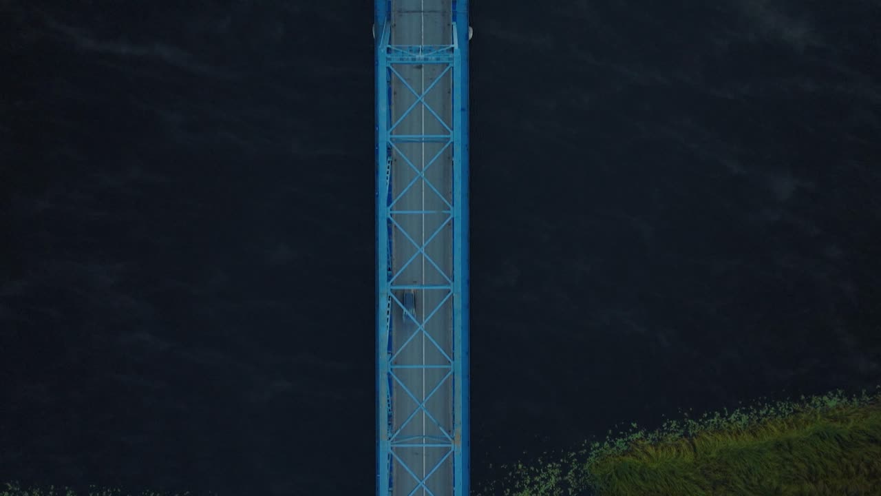 vista aérea del puente de acero sobre el río lielupe en una soleada mañana de verano, niebla que se eleva sobre el río, coches conduciendo, tiro de ojo de pájaro de avión no tripulado avanzando